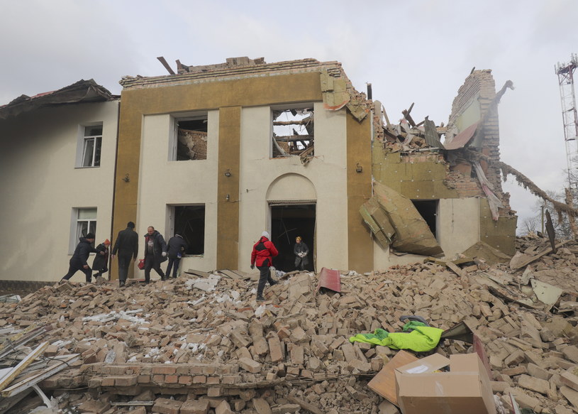 Kułeba: nie pozwólcie Putinowi zamienić Ukrainy w Syrię /STR /PAP/EPA