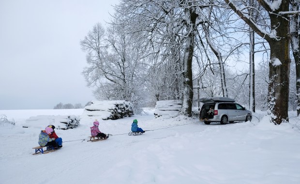 Kulig za samochodem może skończyć się tragicznie. Policja ostrzega
