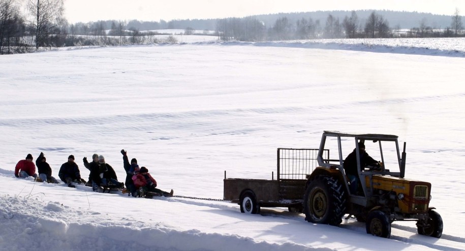Uczestnicy kuligu trafili do szpitala. Jechali na sankach ciągniętych przez traktor