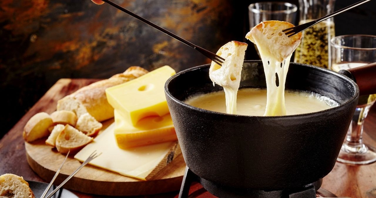 Kulinarna uczta w świetnej cenie! Zestaw do fondue czeka na Ciebie w Aldi! /adobestock /INTERIA.PL