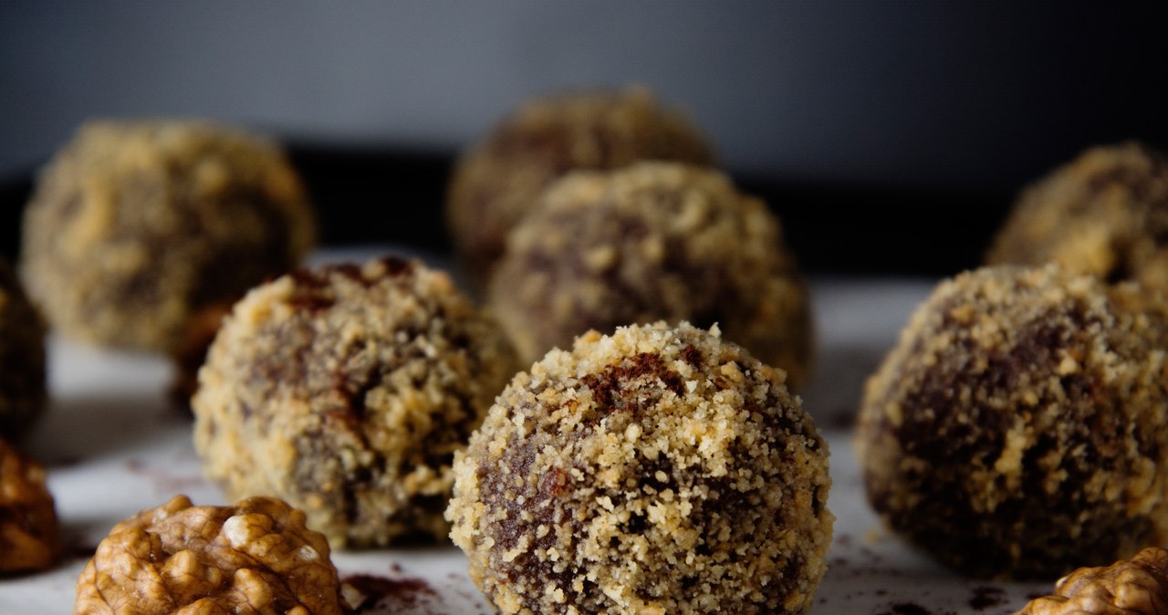 Kulki tiramisu w smaku nawiązują do popularnego deseru z Włoch /gingagi /123RF/PICSEL