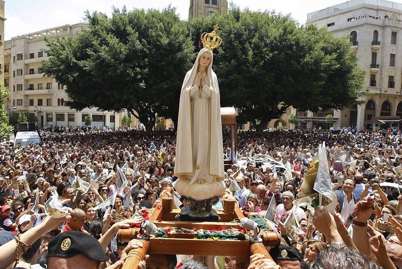 Kult Matki Bożej Fatimskiej żywy jest na całym świecie - na zdjęciu procesja w Libanie /Anadolu Agency / Contributor /Getty Images
