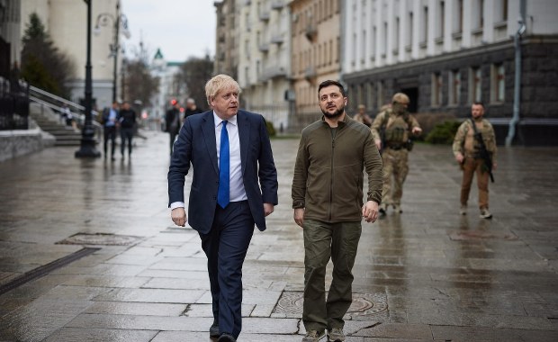 Kultowa bluza Zełenskiego sprzedana za pół miliona złotych