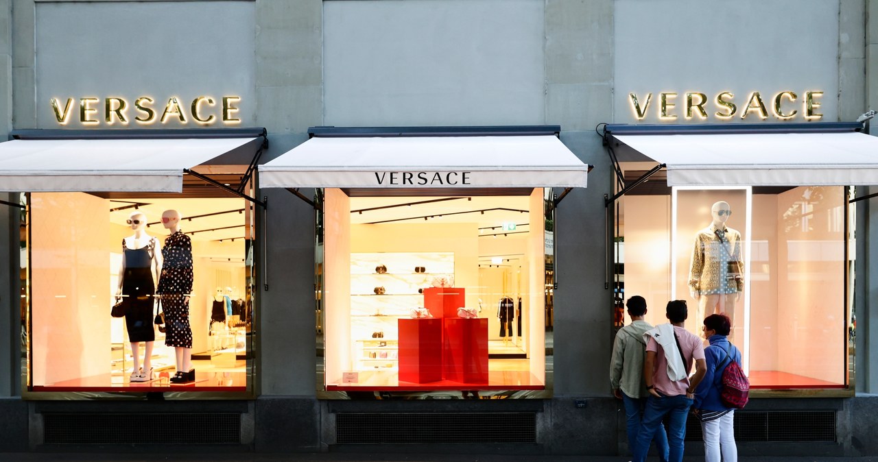 Kultowa marka modowa Versace ma zmienić właściciela po raz drugi w ciągu pięciu lat /JOAN CROS/NurPhoto/NurPhoto via AFP /AFP