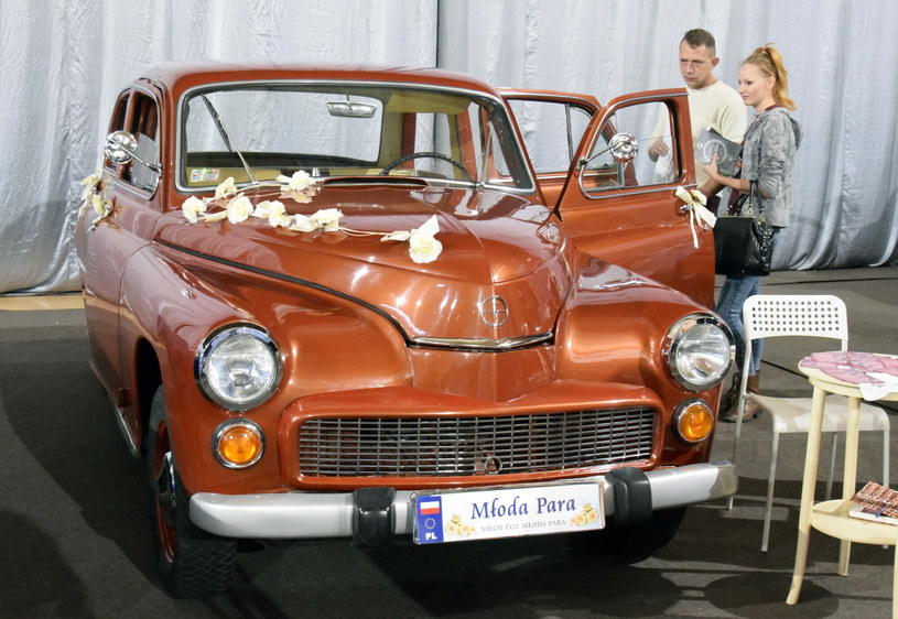 Kultowa Warszawa to jeden z bardziej popularnych samochodów retro do ślubu. /Marek Chelminiak /East News