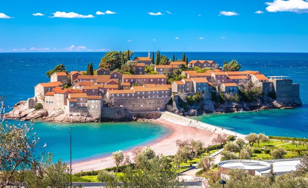 Kultowa wyspa w Czarnogórze wraca na turystyczną mapę. Dostęp do plaż na Sveti Stefan dla wszystkich