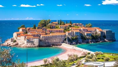 Kultowa wyspa w Czarnogórze wraca na turystyczną mapę. Dostęp do plaż na Sveti Stefan dla wszystkich