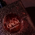 Kultowe perfumy Yves Saint Laurent Black Opium o 120 zł taniej w Hebe. Spektakularna promocja!