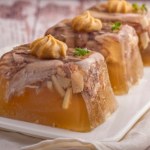 Kultowe sałatki i przekąski na sylwestra. W PRL-u były na każdym balu i prywatce