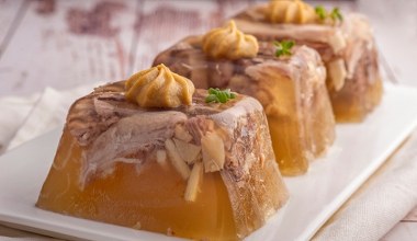 Kultowe sałatki i przekąski na sylwestra. W PRL-u były na każdym balu i prywatce