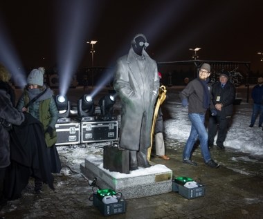 Kultowy bohater polskiej komedii ma swój pomnik. Stanął obok... paprykarza