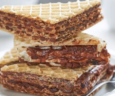 Kultowy deser z PRL-u. Każda babcia miała swój przepis na kremowe i chrupiące wnętrze