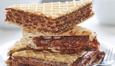 Kultowy deser z PRL-u. Każda babcia miała swój przepis na kremowe i chrupiące wnętrze