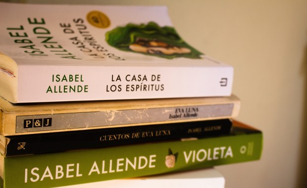 Kultowy "Dom duchów" wraca jako serial. Zobacz, kto zagra główne role