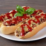 Kultowy fast food rodem z PRL-u. Ten przepis deklasuje współczesne zapiekanki i hot-dogi