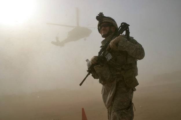 Kultowy film "Miś" kontra armia Stanów Zjednoczonych /AFP