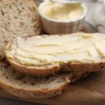 Kultowy przysmak śniadaniowy z PRL-u. Wciąż z chęcią zajadamy, a jest bardzo niezdrowy