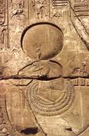 Kulty solarne, Amon-Re przedstawiony jako baran Amon z dyskiem słonecznym Re, relief ze świątyni /Encyklopedia Internautica