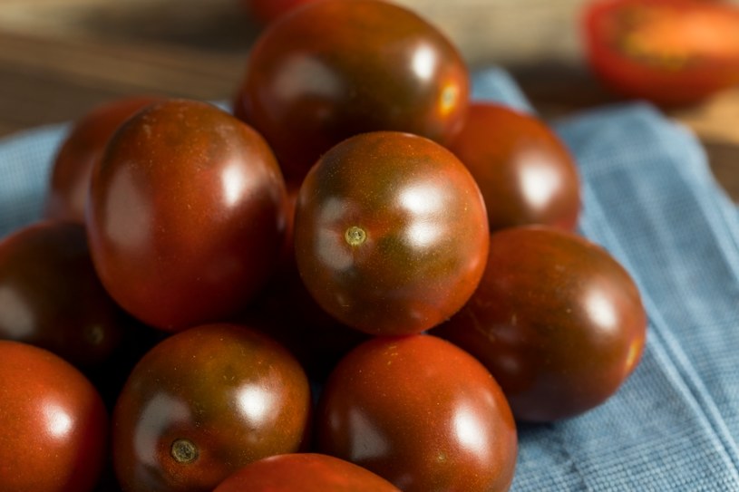 Kumato zastąpi tradycyjnego pomidora w sałatkach, sosach i zupach /123RF/PICSEL