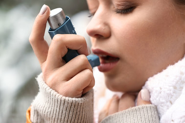 „Kumulacja wirusów wzmaga ataki astmy”. Alergolog alarmuje 
