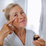 Kup w aptece, stosuj 2 razy w tygodniu. Maści apteczne, które zastąpią kremy na zmarszczki