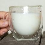 Kup w sklepie za 3 zł. Po umyciu włosy będą lśniące, mocne jak stal i bez siwizny