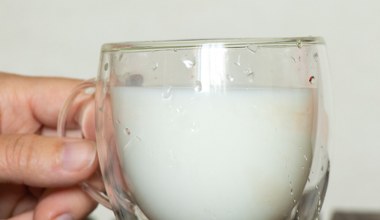 Kup w sklepie za 3 zł. Po umyciu włosy będą lśniące, mocne jak stal i bez siwizny