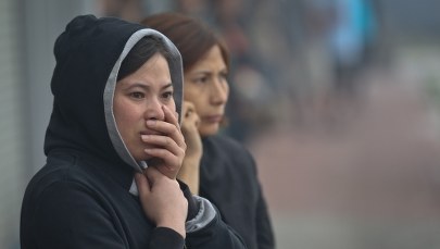 Kupcy obserwują akcję strażaków w Wólce Kosowskiej