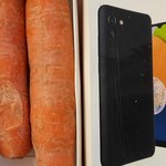 Kupił smartfon za 5 tysięcy zł, rozpakował paczkę i zobaczył marchewki