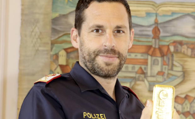 Kupił sofę nieboszczki. Znalazł złoto 