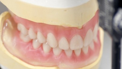 Kupił w sieci protezę zębową. Nie mógł uwierzyć w to, co zobaczył