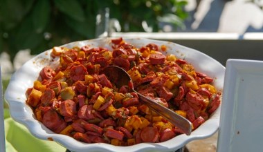 Kupiłeś frankfurterki? Zrób jednogarnkowy sycący kociołek cygański 