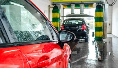 Kupili auta za 150 tys. zł. Producent chce, by jeździli z taśmą klejącą