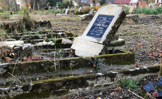 Kupiły zrujnowany cmentarz, by go uratować. "To dziedzictwo, o które musimy zadbać"