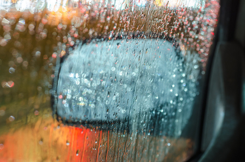 Kupowanie auta przy złej pogodzie to problem. Ale deszcz ma też zalety /Informacja prasowa