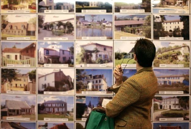 Kupowanie nieruchomości jest ryzykowne /AFP
