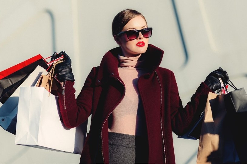 Kupują luksusową torebkę, stosują "girl math" i jeszcze na tym zarabiają?