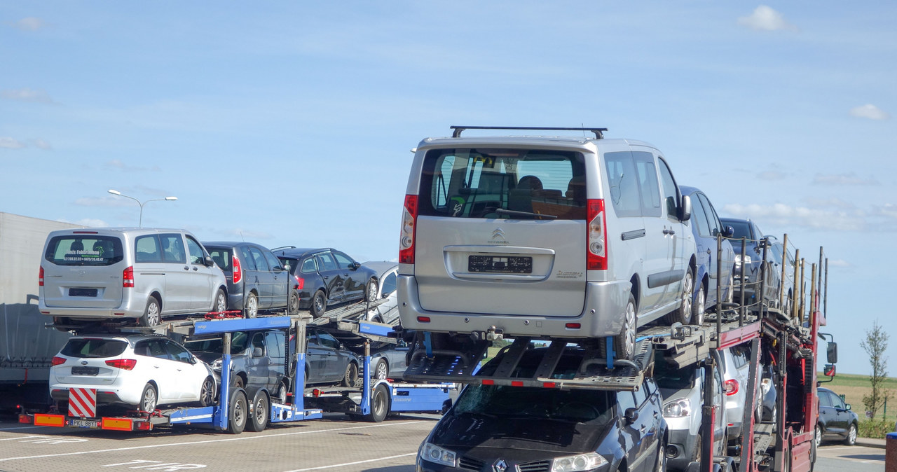 Kupując auto sprowadzone trzeba zachować ostrożność /Fot. Piotr Kamionka /Reporter