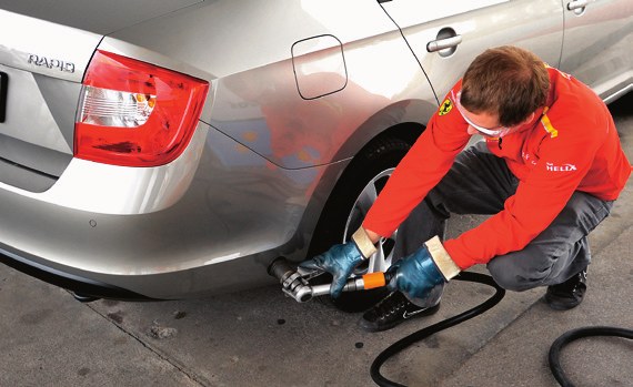 Kupując auto z LPG warto sprawdzić jak zachowuje się podczas tankowania. /Motor