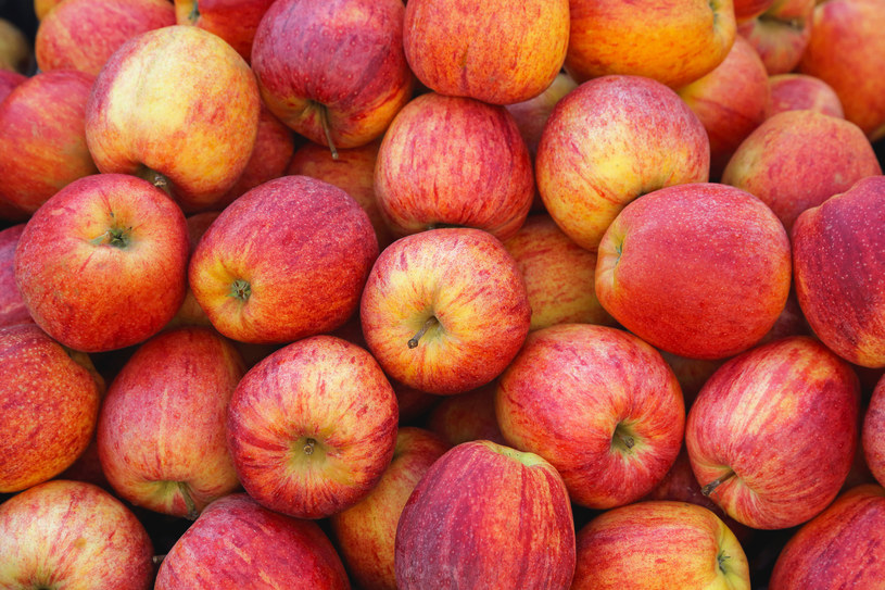 Kupując jabłka warto jednak zwrócić uwagę na: kolor owocu, pochodzenie i wygląd /123RF/PICSEL
