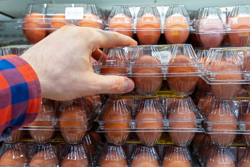 Kupując jajka warto sugerować się ich oznaczeniami i wybierać tylko "zerówki" /123RF/PICSEL