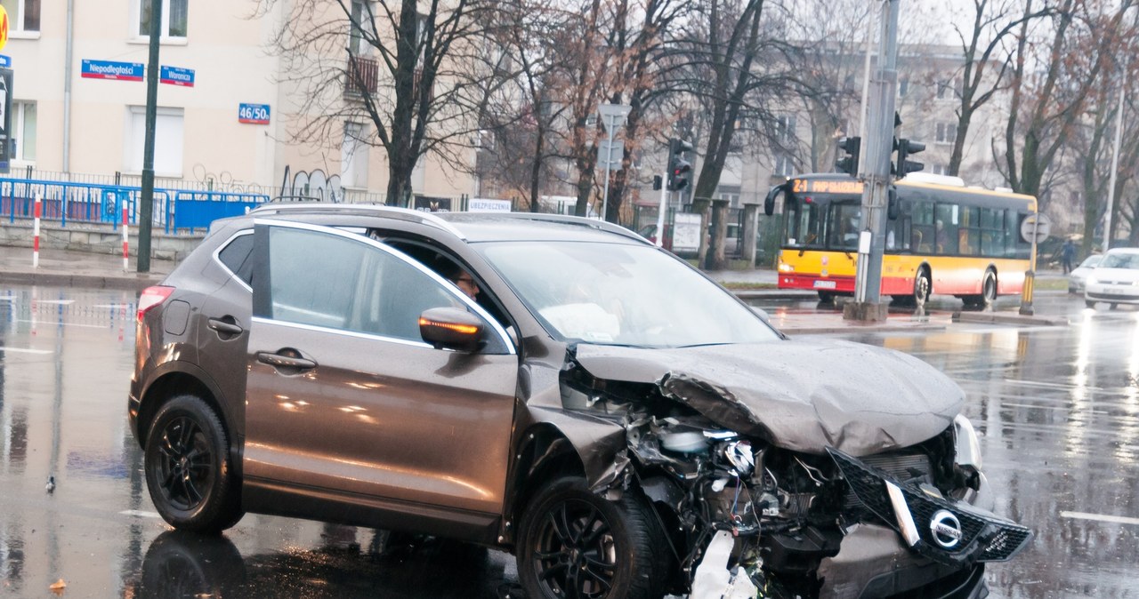 Kupując nowy samochód nie sposób zrezygnować z polisy AC /Artur Zawadzki /Reporter