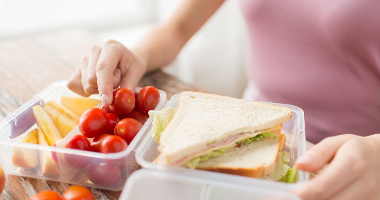 Kupując pojemniki plastikowe zwróćmy uwagę, czy są przeznaczone do kontaktu z żywnością /123RF/PICSEL