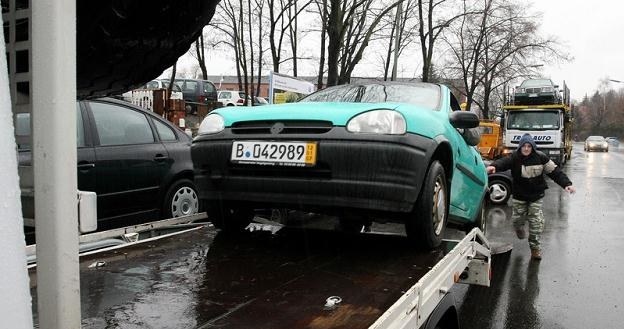 Kupując samochód używany trzeba się mieć na baczności / Fot. Lech Muszynski /Reporter