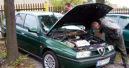 Kupując używane auto trzeba mu się dobrze przyjrzeć / Kliknij /INTERIA.PL