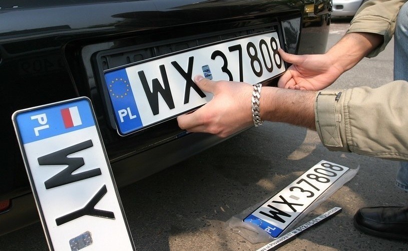 Kupując używany samochód, można pozostawić tylko tablice zgodne z obecnym wzorem. Takie z polską flagą kwalifikują się więc do wymiany /Marek Maszewski  /Reporter