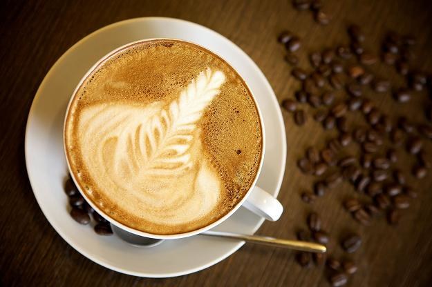 Kupując w Poniedziałek Wielkanocny kawę latte musimy przygotować się na większy wydatek... /&copy;123RF/PICSEL