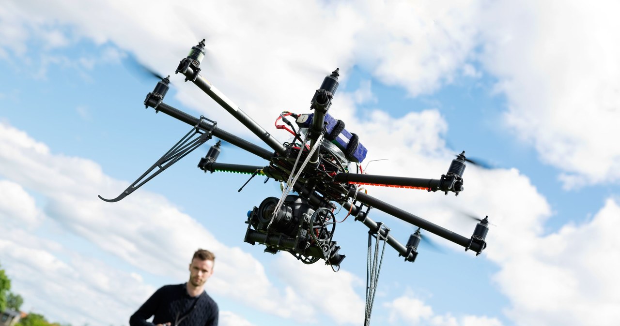 Kupujemy drona, podpinamy kamerkę i można kręcić. W Polsce nie brakuje firm, których założyciele w ten sposób postanowili zarabiać na życie /123RF/PICSEL