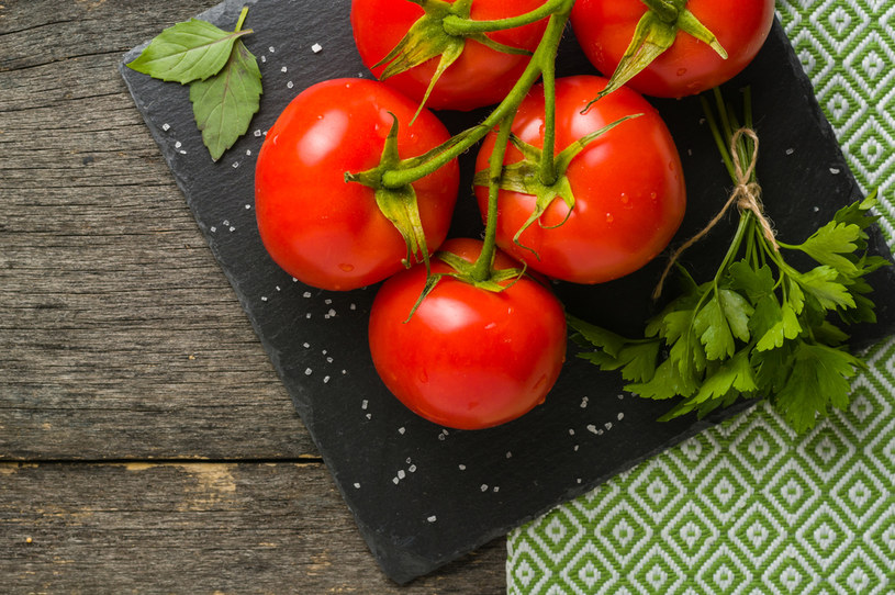 Kupujesz pomidory? Wybieraj te z szypułkami! /123RF/PICSEL