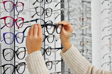 Kupujesz uniwersalne okulary w drogerii? Okulista ostrzega 